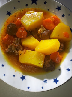 Una foto de Ternera con patatas guisadas🥩🥔