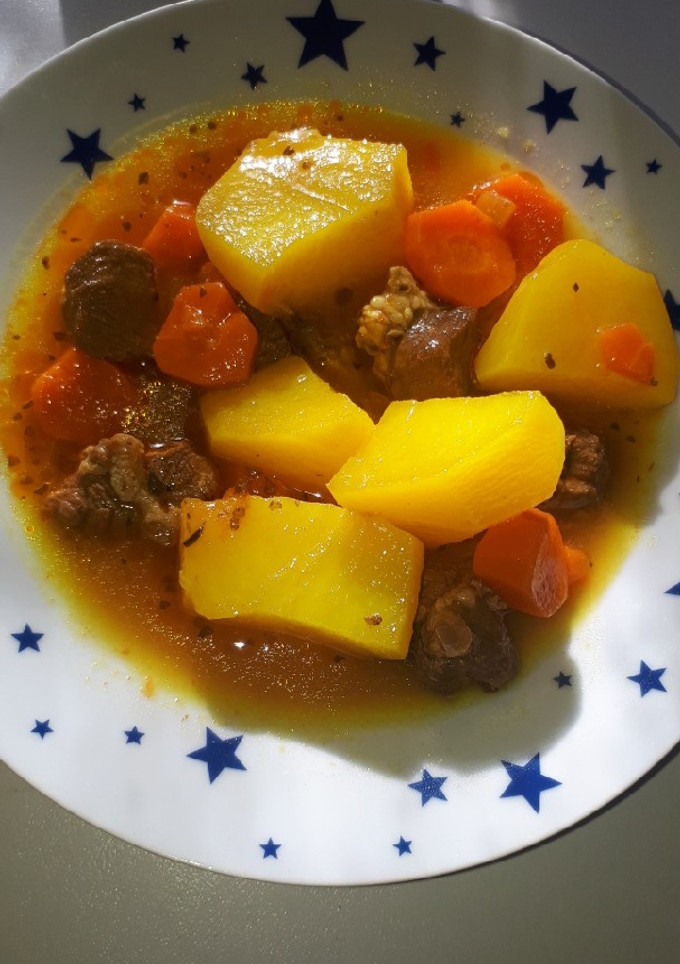 Una foto de Ternera con patatas guisadas🥩🥔