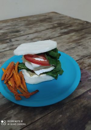 Una foto de Hamburguesa de pollo con jícama