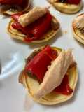 Blinis de cebolla caramelizada, pimiento del piquillo y filetes de melva