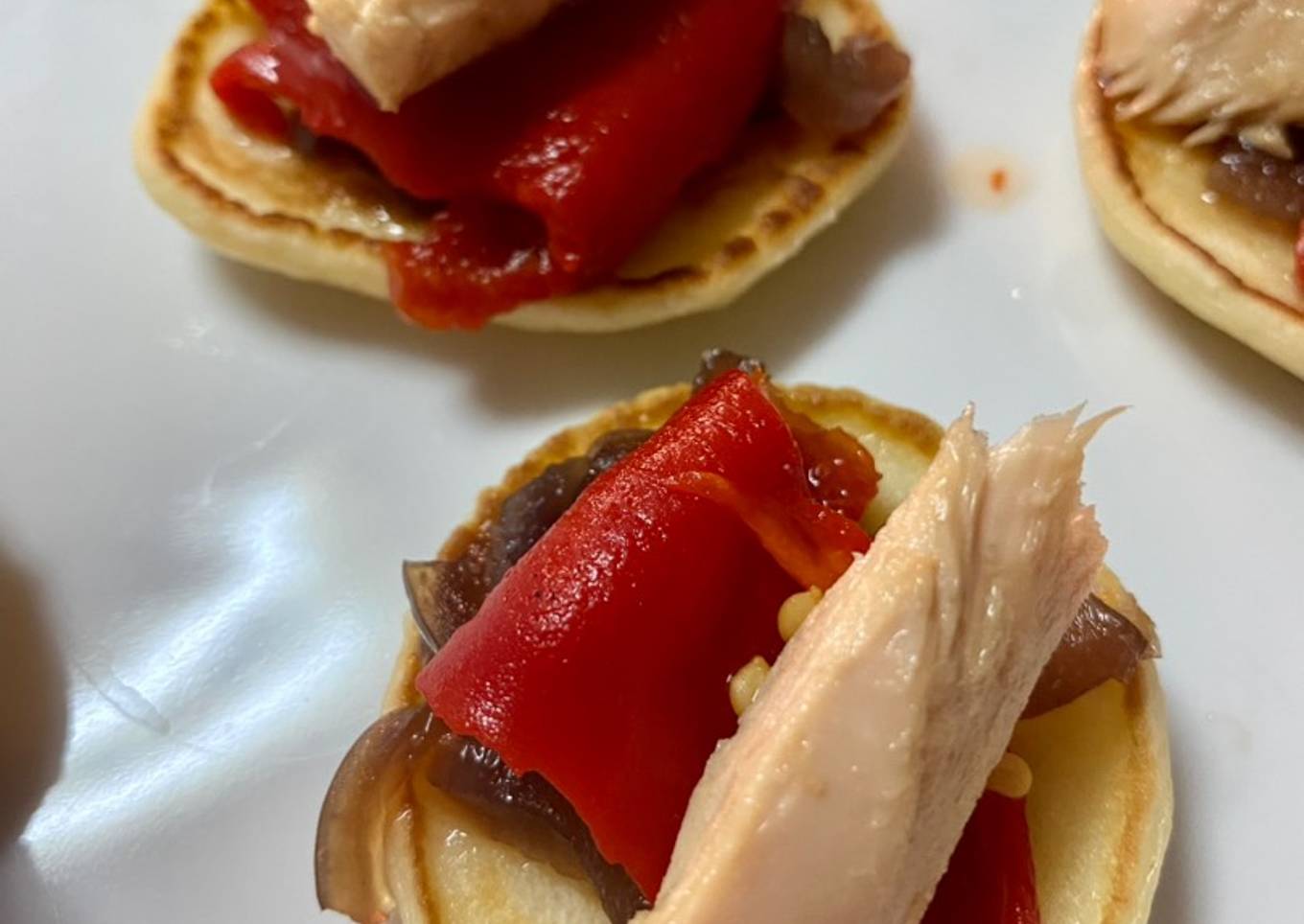 Blinis de cebolla caramelizada, pimiento del piquillo y filetes de melva