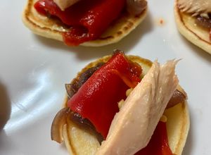 Foto principal de Blinis de cebolla caramelizada, pimiento del piquillo y filetes de melva