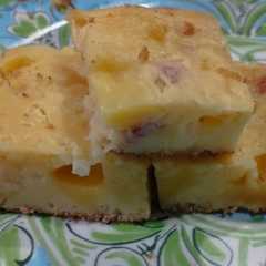 Una foto de Torta de cebolla con queso y salame