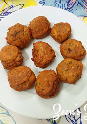 A picture of Aloo Methi Bondas.
