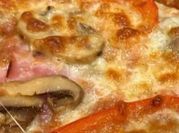 Uma foto de bacon pizza
