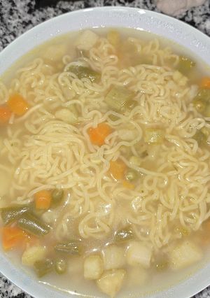 صورة لوصفة إندومي بشوربة الخضار 🍜