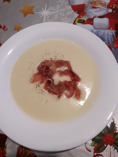 Una foto de Crema de puerros con pera y jamón