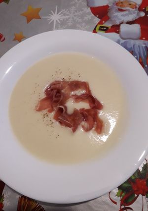 Una foto de Crema de puerros con pera y jamón