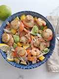 Ensalada tibia de vieiras y gambas salteadas con mango y aguacate