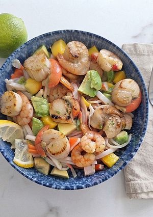Foto principal de Ensalada tibia de vieiras y gambas salteadas con mango y aguacate