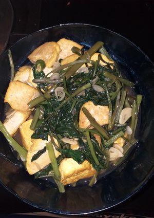 Foto resep Tumis Kangkung Tahu Saus Tiram