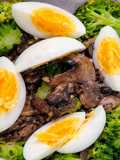 🥗 Ensalada tibia de brócoli, champiñones y huevo