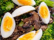 Una foto de ensalada tibia con champiñones