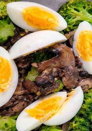 Una foto de 🥗 Ensalada tibia de brócoli, champiñones y huevo