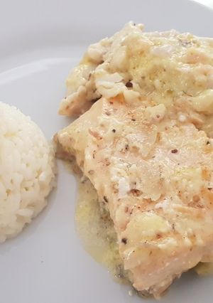 Una foto de Salmón rosado y filet de merluza a la crema