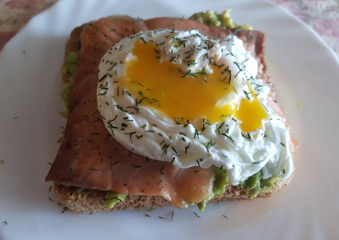 Tostas de aguacate y salmón ahumado con huevos escalfados