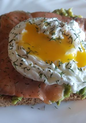 Foto principal de Tostas de aguacate y salmón ahumado con huevos escalfados