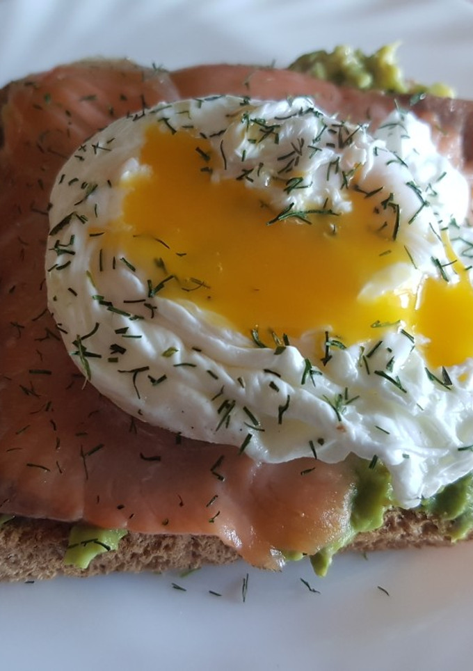 Una foto de Tostas de aguacate y salmón ahumado con huevos escalfados