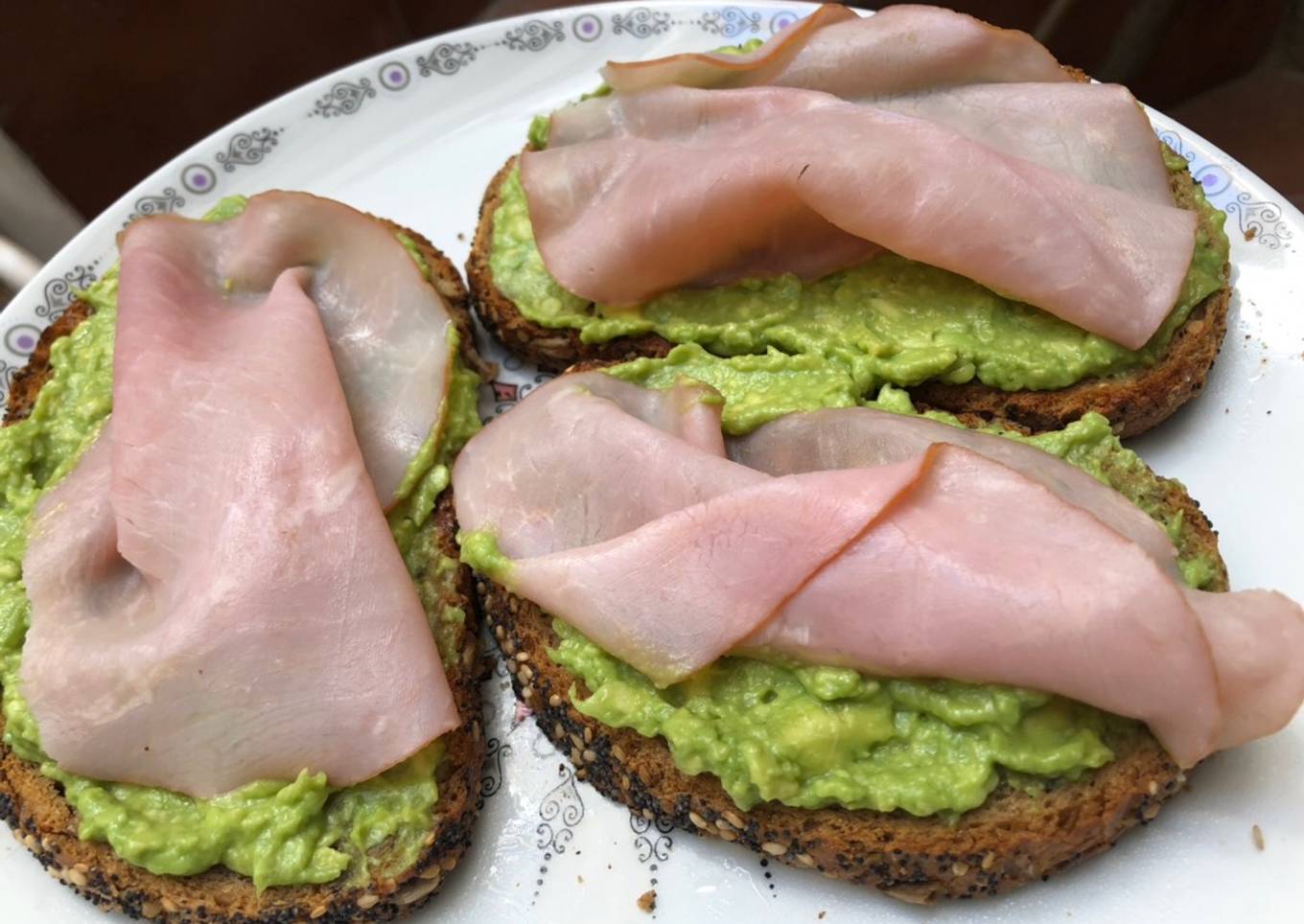 Tostas de semillas, aguacate y jamón braseado