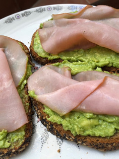 Una foto de Tostas de semillas, aguacate y jamón braseado