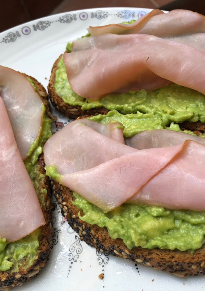 Una foto de Tostas de semillas, aguacate y jamón braseado