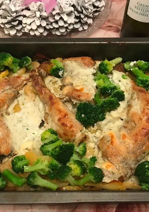 Márványsajtos csirkecombok-krumplival és brokkolival! 🍗🧀🥦🥔 recept fotója