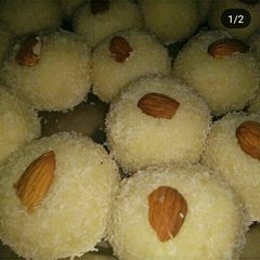 A picture of Coconut ladoo.