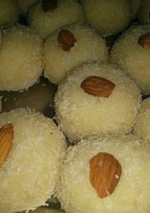 A picture of Coconut ladoo.