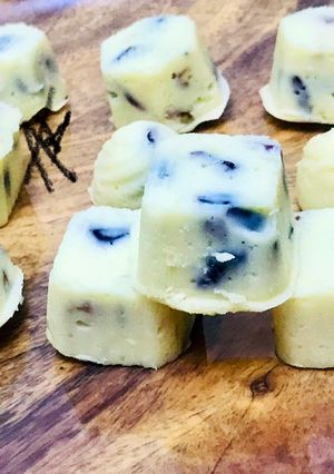 A picture of Homemade white chocolate with dry fruits & cranberries.