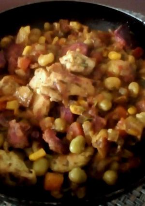 Una foto de Guisado de Verduras con Pollo🍗