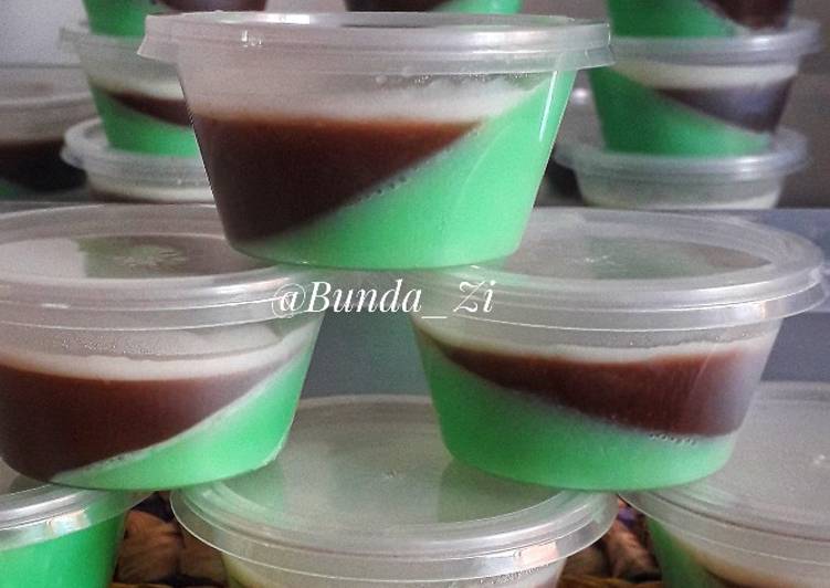 35. Puding Cup Pandan Cokelat