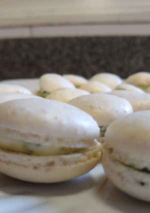 Una foto de Macarons de cajú con relleno de queso y albahaca