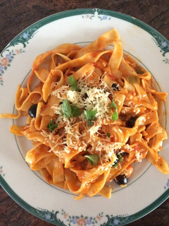 Una foto de Tallarines con pollo y parmesano