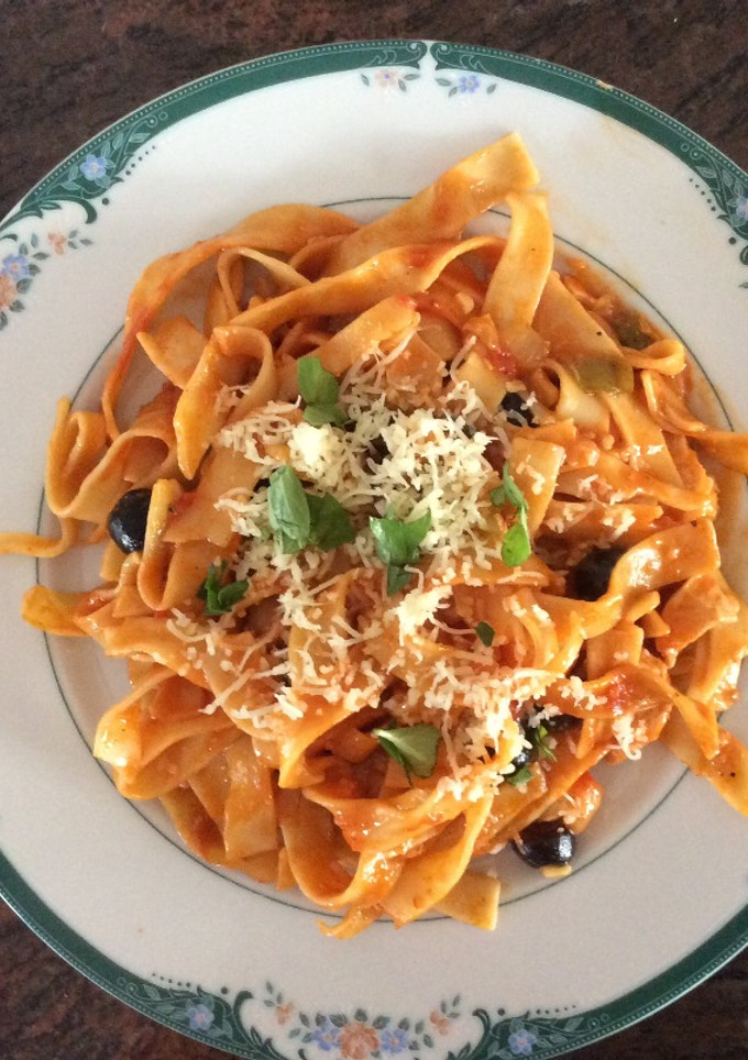 Una foto de Tallarines con pollo y parmesano