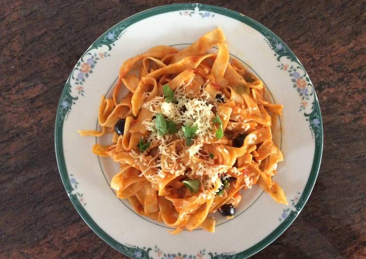 Tallarines con pollo y parmesano