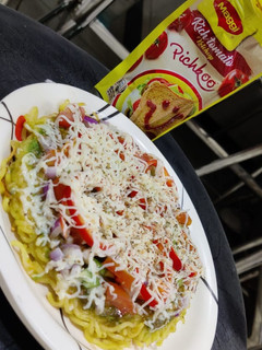 મેગી પીઝા (Maggi Pizza Recipe in Gujarati) રેસીપી મુખ્ય ફોટો