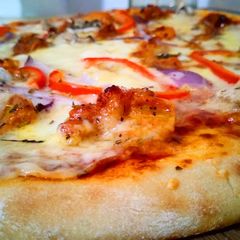 A picture of Chicken tikka pizza🍕.
