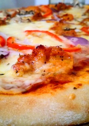 A picture of Chicken tikka pizza🍕.