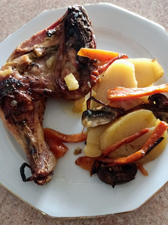 Una foto de Traseros de pollo al horno con patatas y portobello