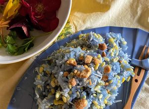 Hình của món Xôi hoa đậu biếc trộn với đậu xanh.