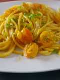 Fideos bucattini, con langostinos