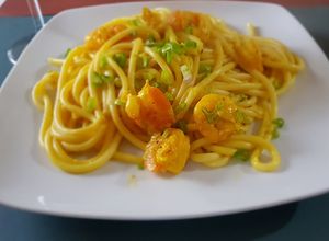 Una foto de Fideos bucattini, con langostinos