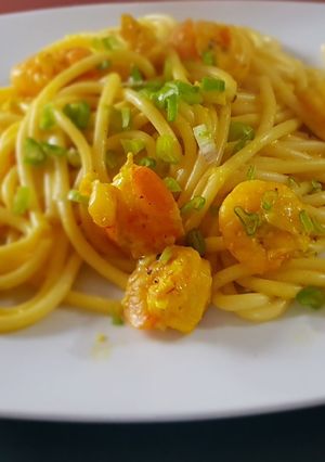 Una foto de Fideos bucattini, con langostinos