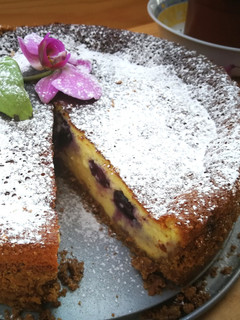 Una foto de Tarta de queso y arándanos con base de galletas
