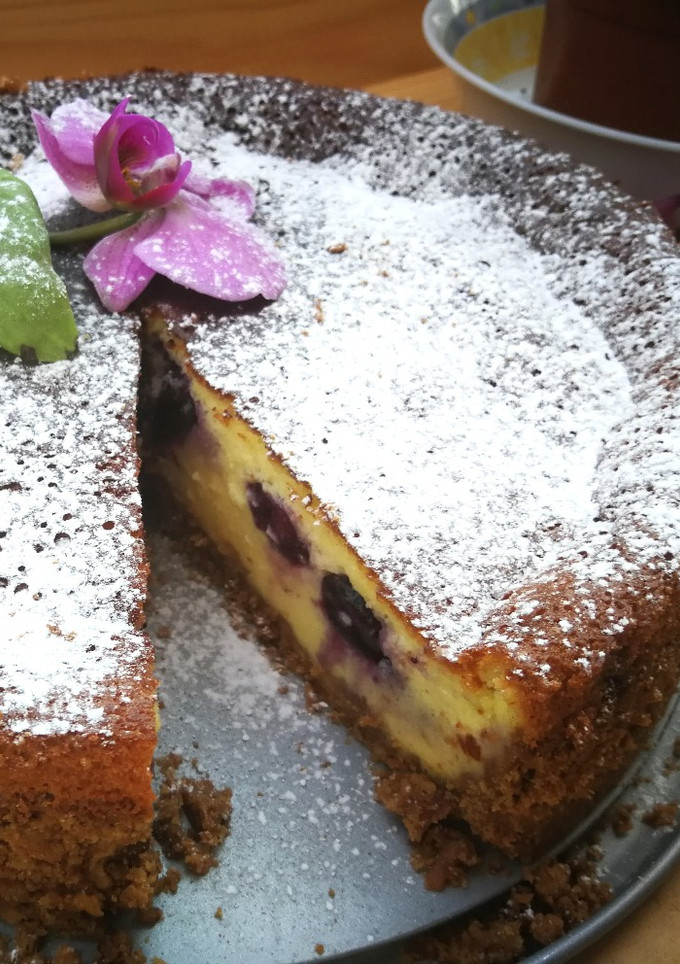 Una foto de Tarta de queso y arándanos con base de galletas
