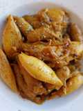 Calamares y salchichas encebollados al Oporto