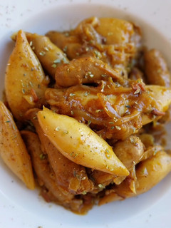 Una foto de Calamares y salchichas encebollados al Oporto