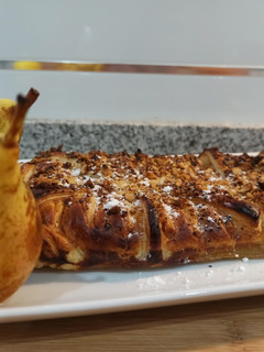 Una foto de Trenza de hojaldre con confitura de pera y frutos secos 🌰🍐