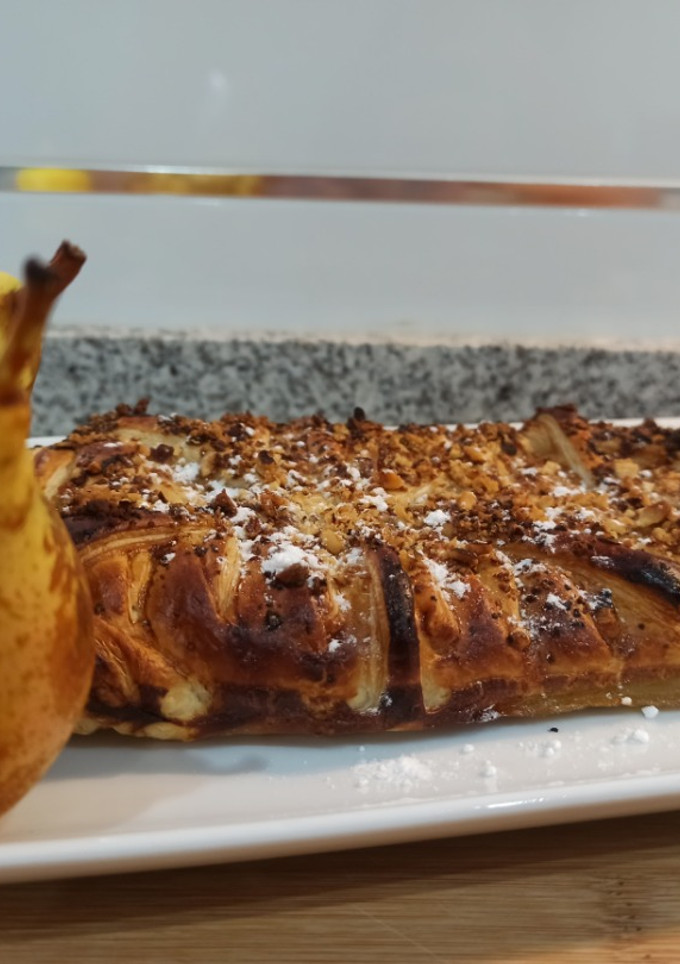 Una foto de Trenza de hojaldre con confitura de pera y frutos secos 🌰🍐