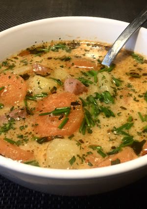 Tárkonyos krumplileves füstölt hússal recept fotója